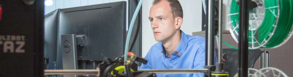 Twin-Tech specialisten werken aan slimme robotica-oplossingen, cobots en maatwerk automatisering voor industriële productie