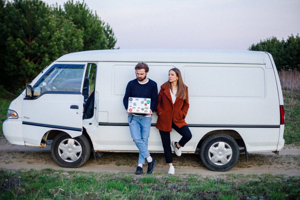 Vrienden helpen met inladen bij verhuisbus huren in Sittard
