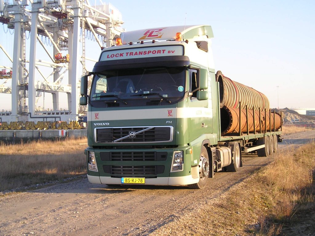 Vrachtwagen met autolaadkraan van P. Lock en Zonen voor transport van zware goederen