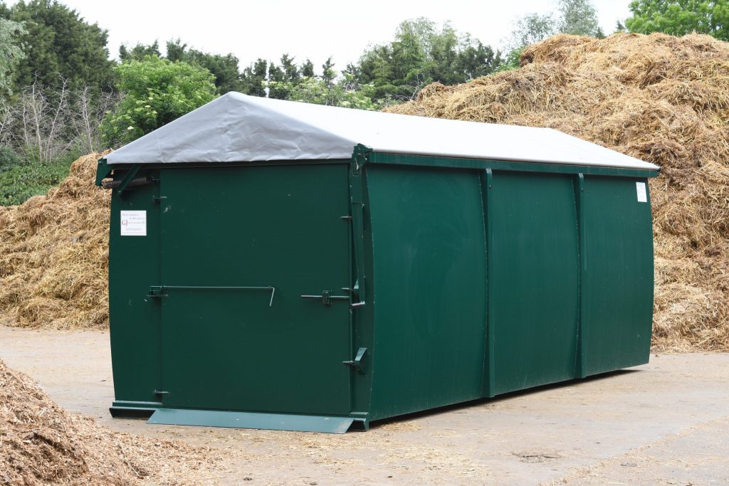 Grote mestbak container voor veilige opslag en afvoer van paardenmest