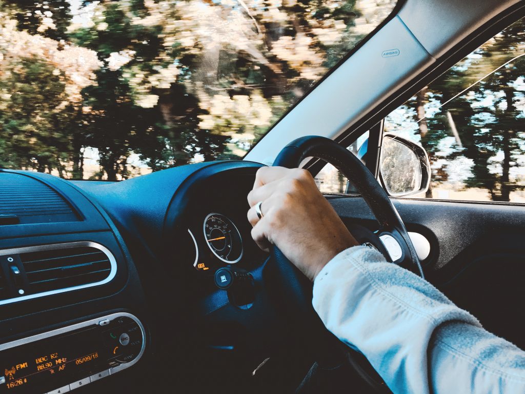 Instructeur helpt student snel rijbewijs te halen bij drivingschool Heerlen met professionele rijlessen