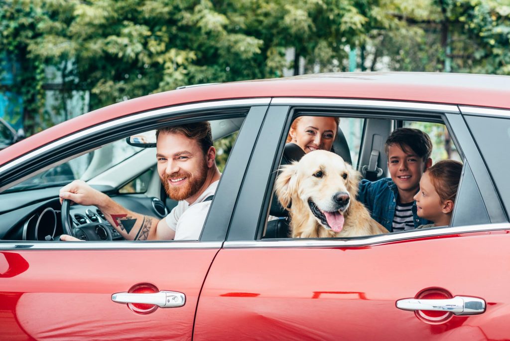 Man laadt elektrische auto op met laadpaal. Zorgeloos elektrisch rijden via private lease zonder aanschafkosten.