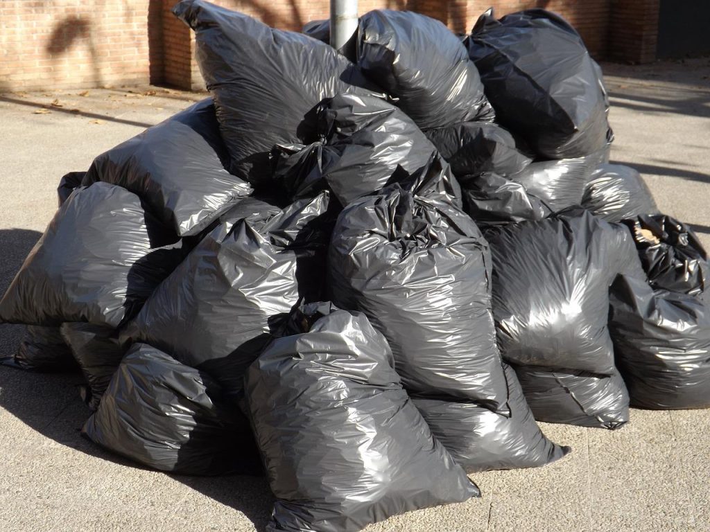 Verschillende soorten puinzakken inclusief plastic zakken en big bags voor bouw- en renovatieprojecten