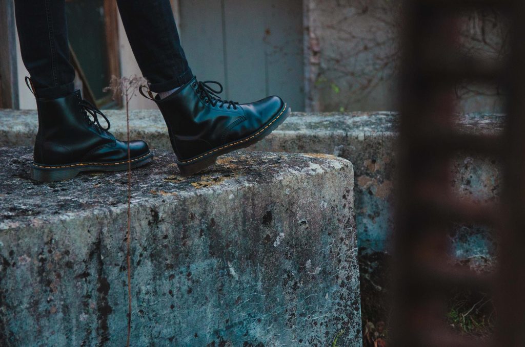 Klassieke Dr. Martens schoenen met karakteristieke gele stiksels en duurzame luchtkussen zool