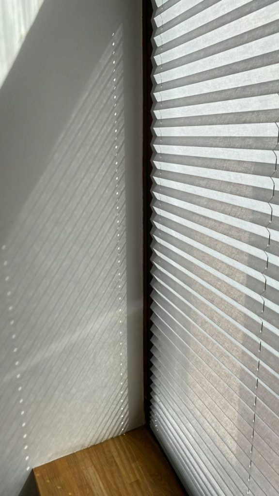 Rolgordijnen in minimalistisch design, geschikt voor moderne interieuren met natuurlijke lichtregulatie.