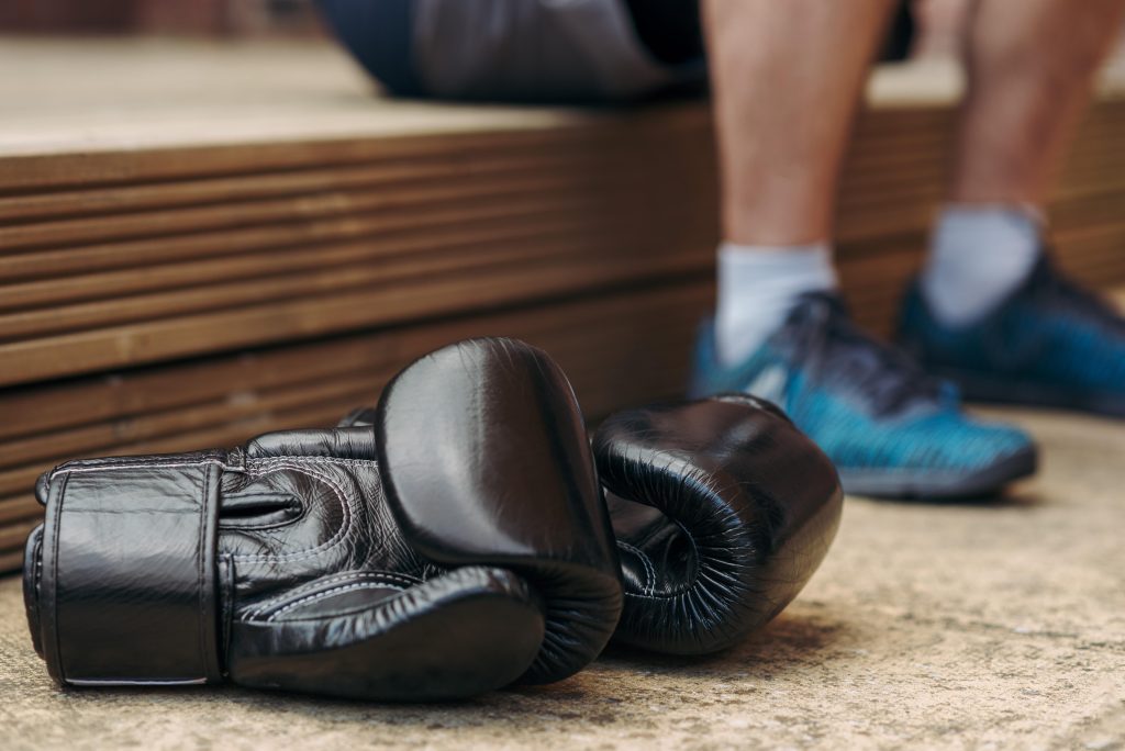 Collectie boksspullen inclusief handschoenen, hoofdbeschermer en trainingsequipment voor optimale prestaties in de ring