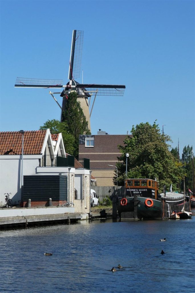 Gouda-stad met historische gebouwen, kaasmarkt en de beroemde Sint-Janskerk met gebrandschilderde ramen