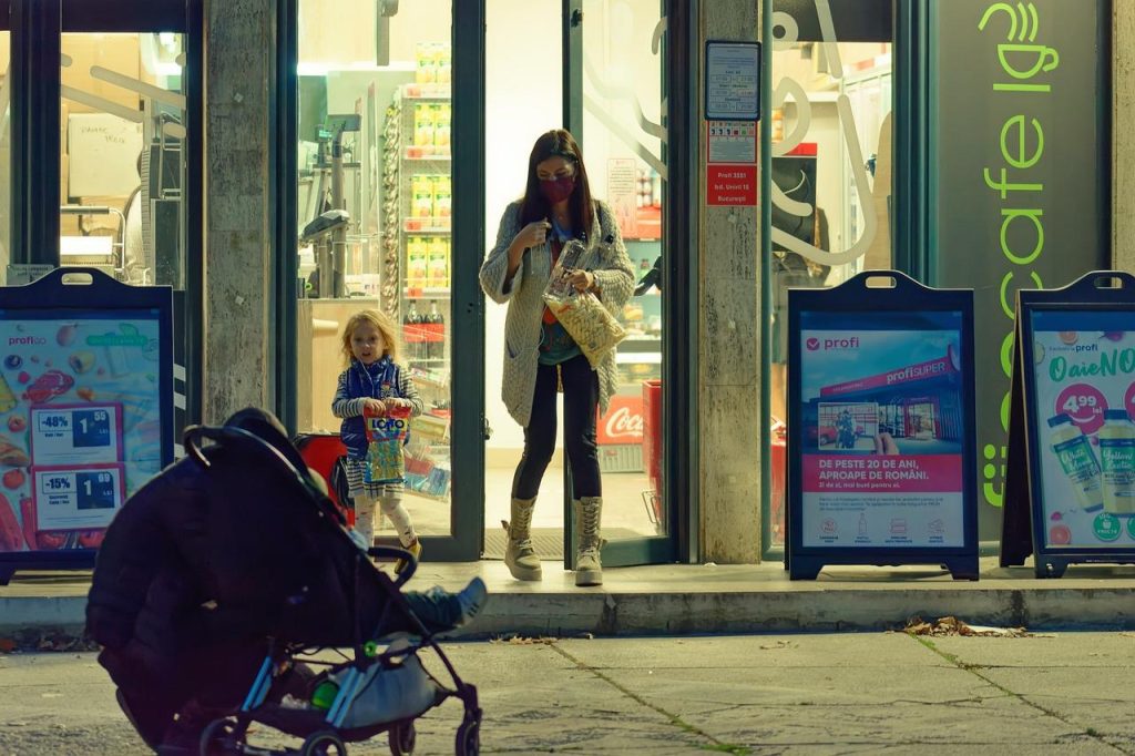 Interieur van een avondwinkel in Alkmaar met diverse producten en vriendelijke service voor klanten