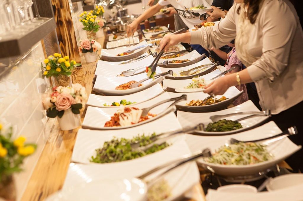 Professional catering event in Ede met innovatieve gerechten en thematische presentatie voor zakelijke bijeenkomst