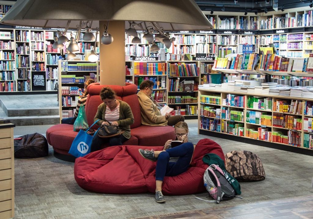 Interieur van Boekhandel in Delft met boekenrekken en warme sfeer in historisch pand