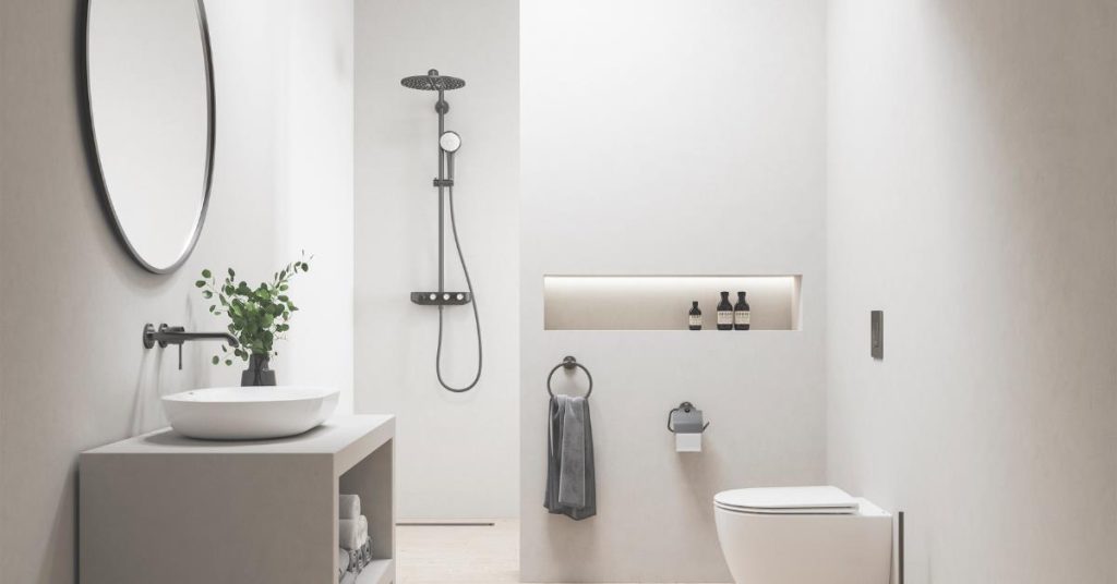 Verschillende douchekranen in inox en mat zwart met verschillende vormen en stijlen voor badkamers
