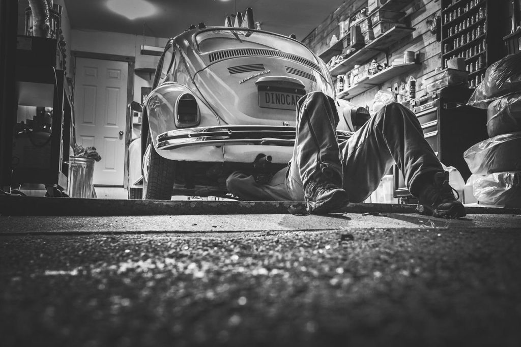 Monteur voert auto reparatie uit in Bergen op Zoom met diagnostische apparatuur