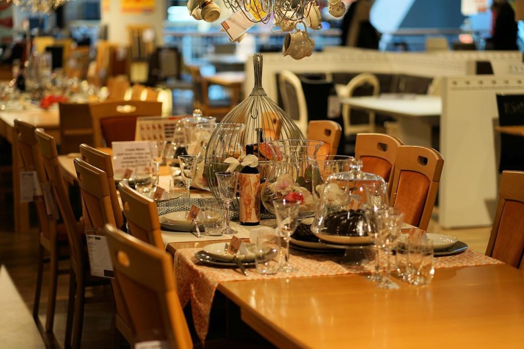 Interieur van een beste cafetaria in Etten-Leur met gasten die genieten van snacks en drankjes in gezellige sfeer