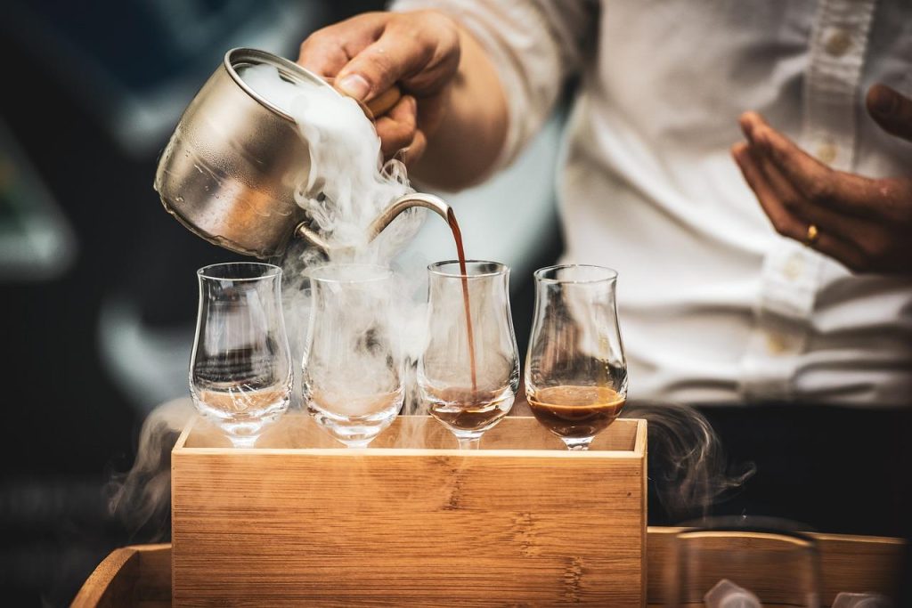Restaurant Gouda interieur met warme sfeer, houten balken en gezellige verlichting in historisch pand
