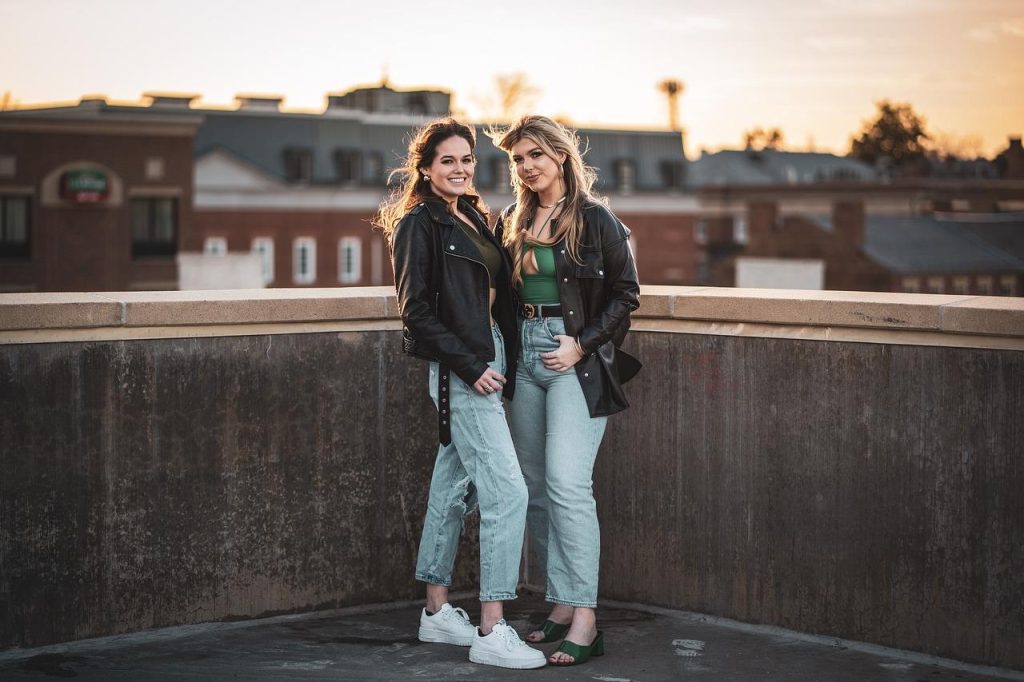 Modebewuste vrouw ontdekt damesmode in Waalwijk's levendige boetieks en collecties