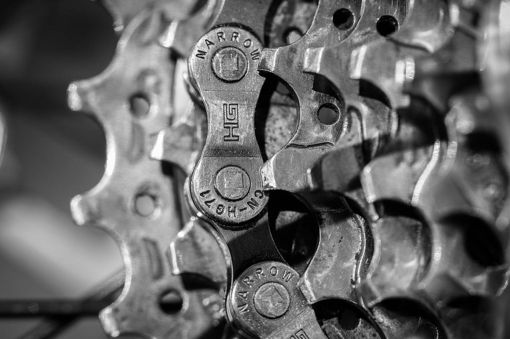 Fietsenmaker in Best werkplaats met vakkundige monteur die een fiets repareert