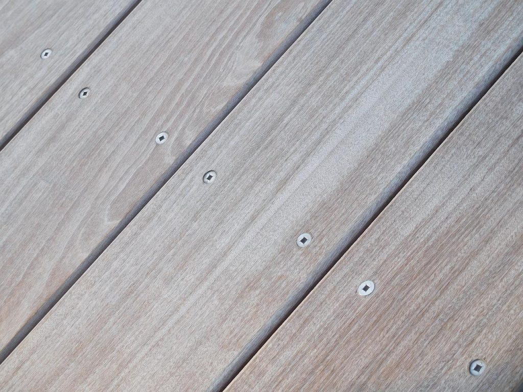 Stapel kwaliteitshout voor bouw en renovatieprojecten met natuurlijke textuur en kleur