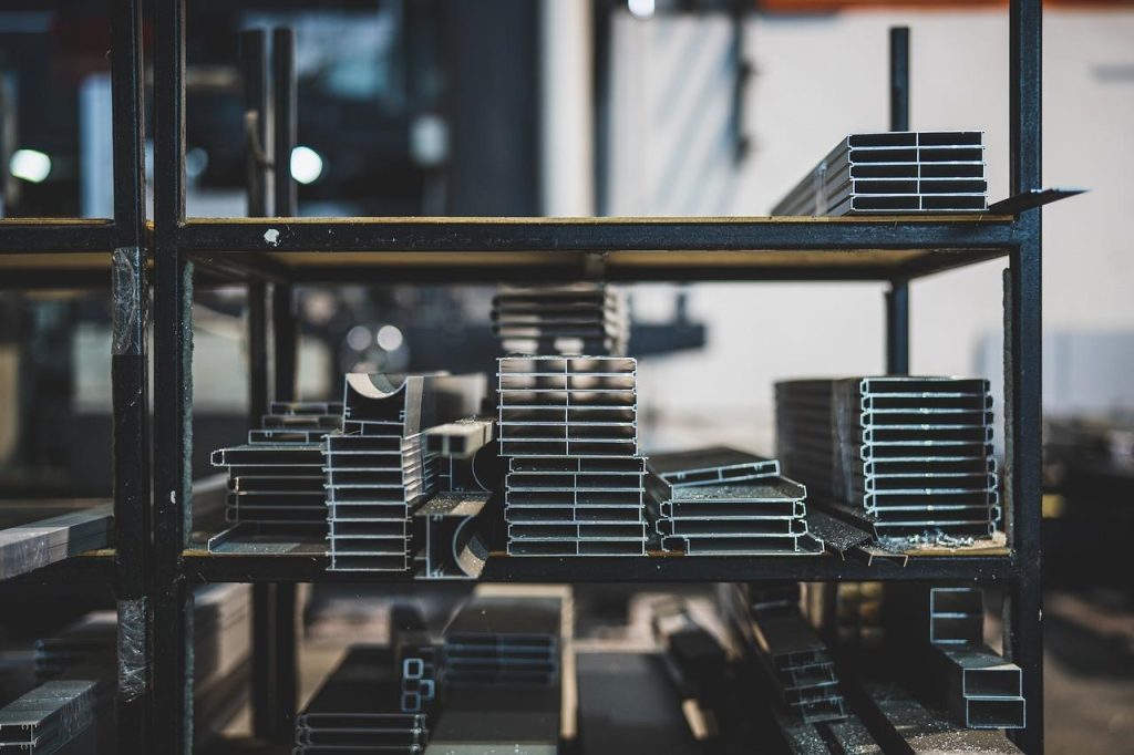 Moderne magazijnstellingen ingericht voor optimaal magazijnbeheer met veiligheid en efficiëntie