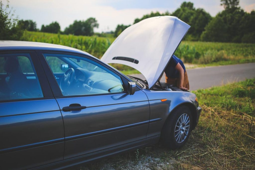 Een goed onderhouden auto met beschermende autohoes tegen weersomstandigheden en beschadigingen