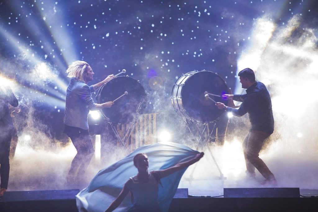Kleurrijke podiumverlichting met dynamische effecten en LED-technologie in een theaterruimte